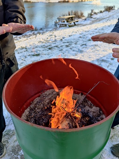 Tag dit eget brænde med og hold fingerne varme ved et af ildstederne